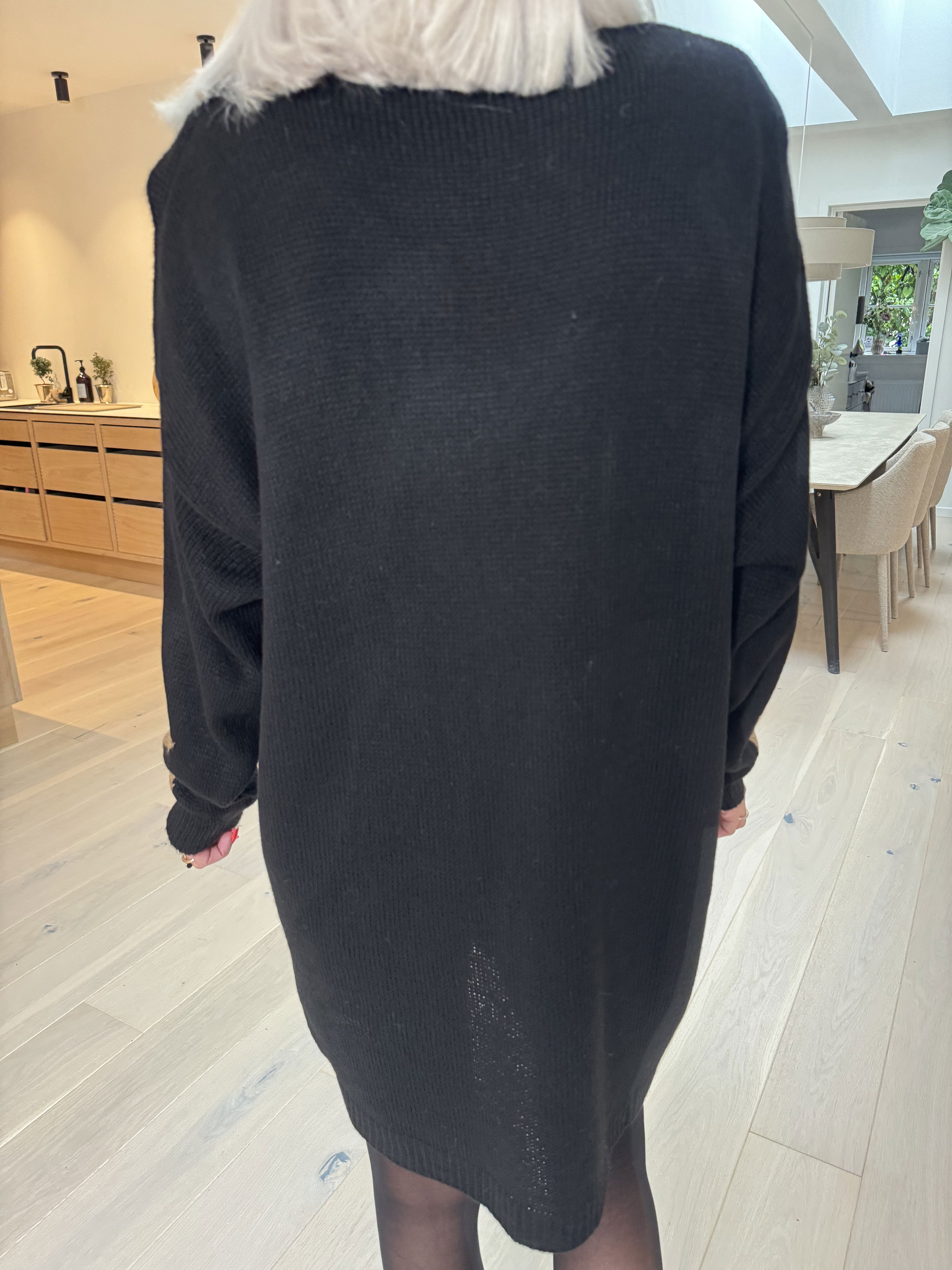 Zaria - Strikkjole med stjerner og v-udskæring